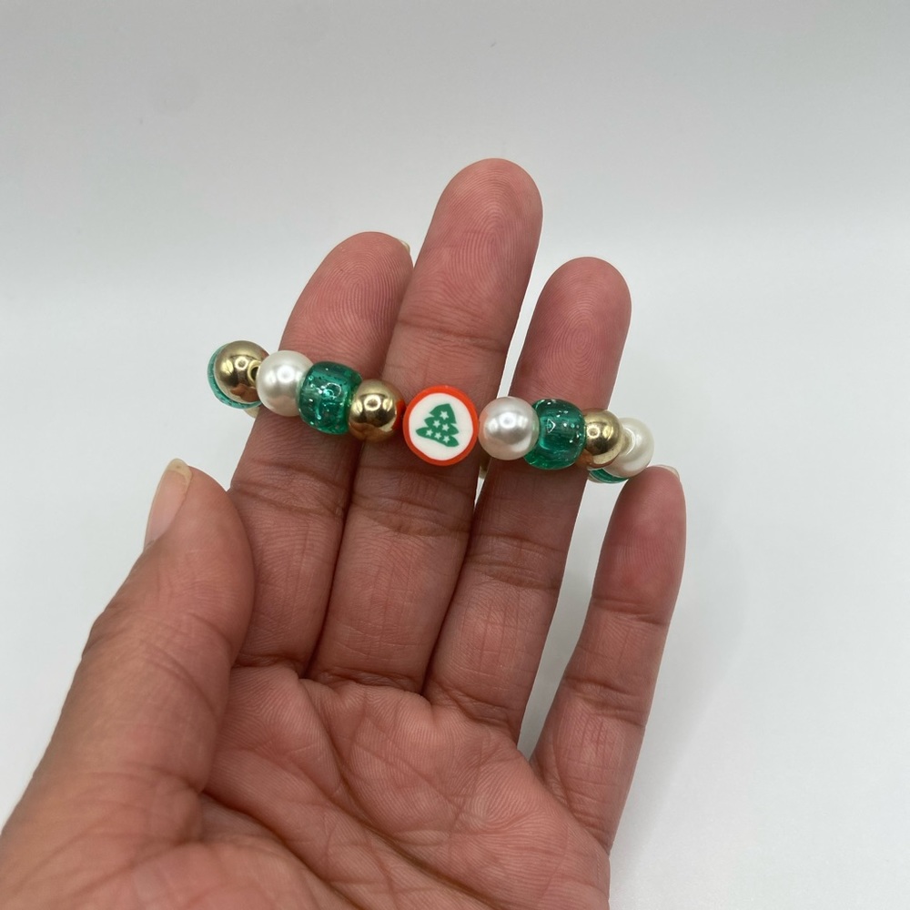 🎄 Christmas Holiday Children’s Stretch Bead Bracelet - Picture 2 of 3